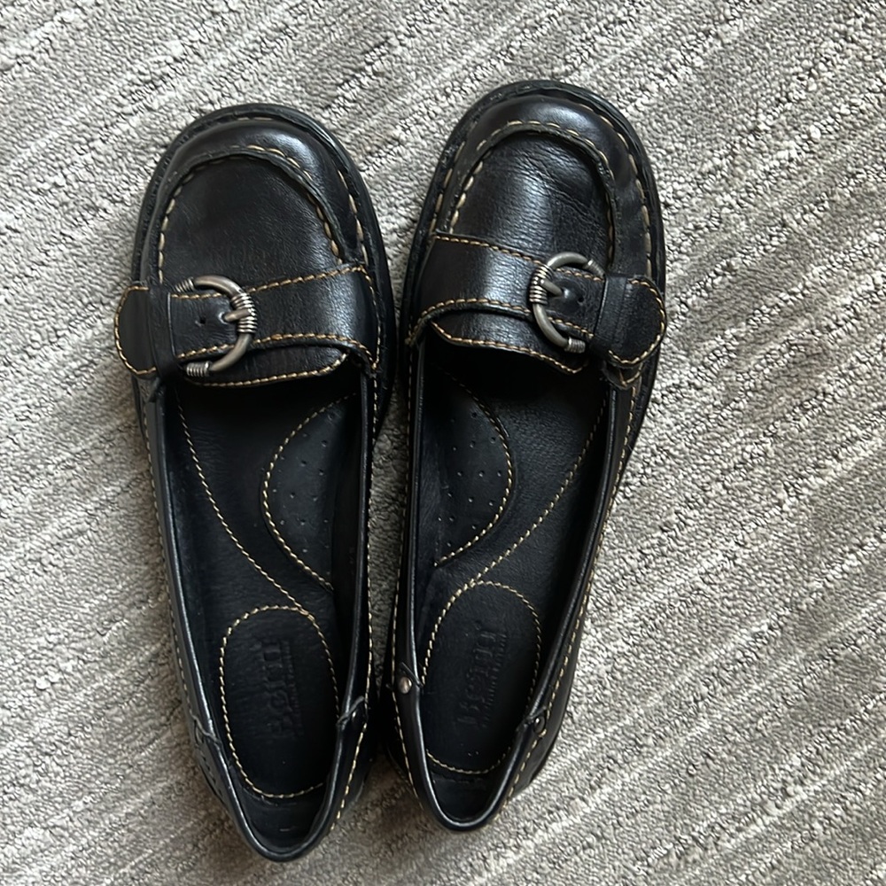 Super cute and comfy Born* black loafers